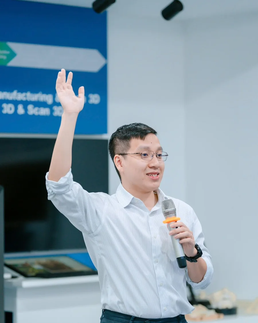 Vincent Do đứng lớp AI Agents