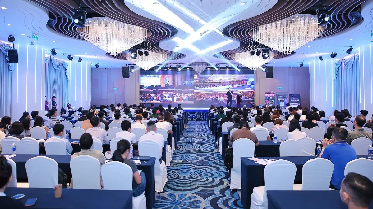 Hội trường AI Powered Marketing & SEO 2026, TP.HCM, khoảng 400 người