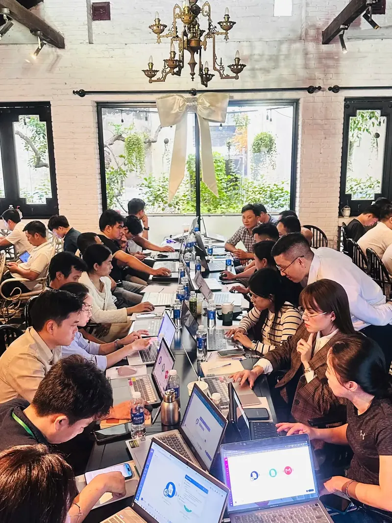 Toàn cảnh lớp AI Agent của The AI Growth, học viên thực hành trên laptop