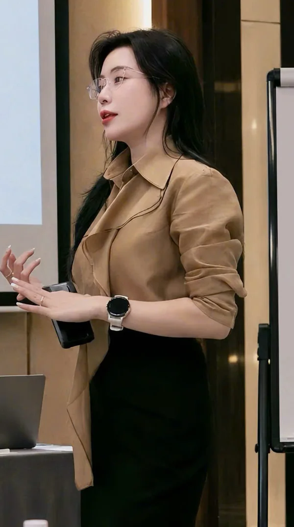 Trang Trần, CEO & Co-founder The AI Growth, đứng lớp