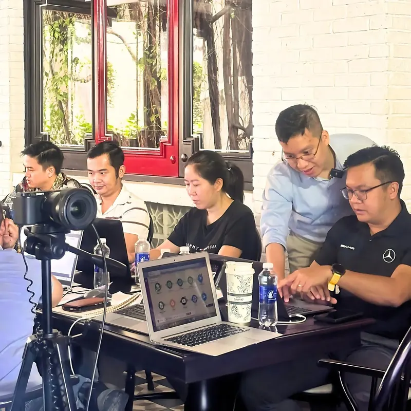 Giảng viên hướng dẫn học viên ngay tại máy trong lớp AI Agent của The AI Growth