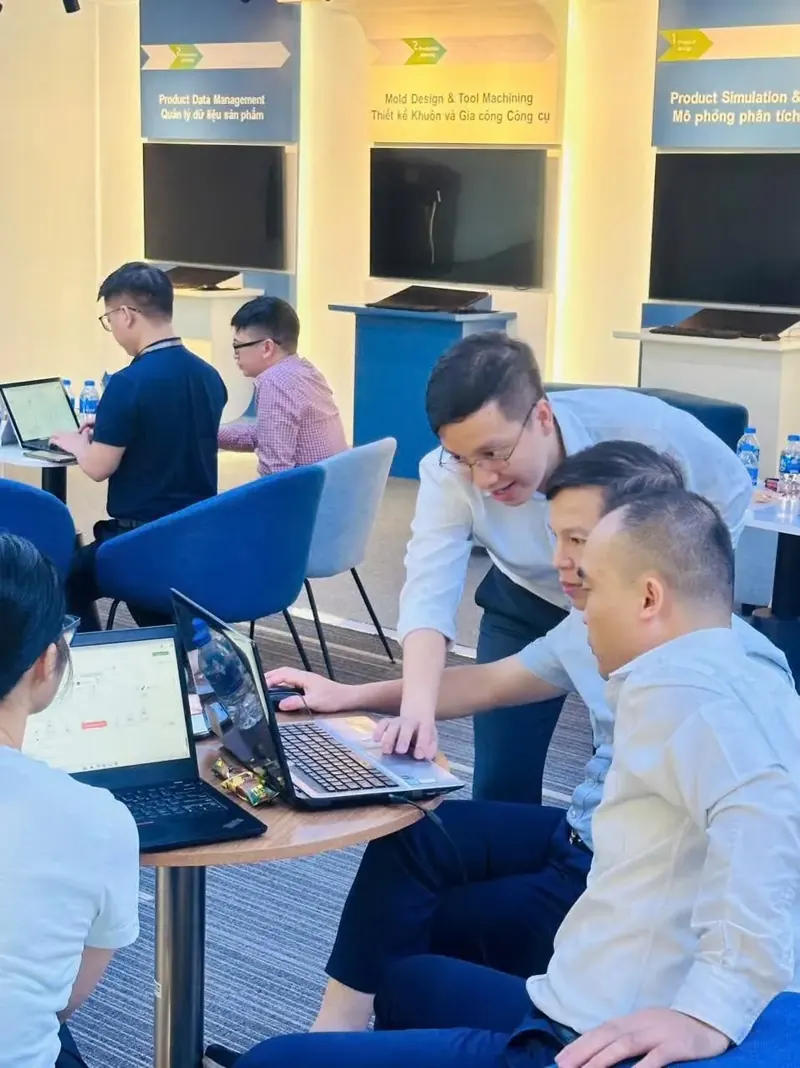 Hướng dẫn học viên dựng AI Agents tại lớp đào tạo cho Viettel AI
