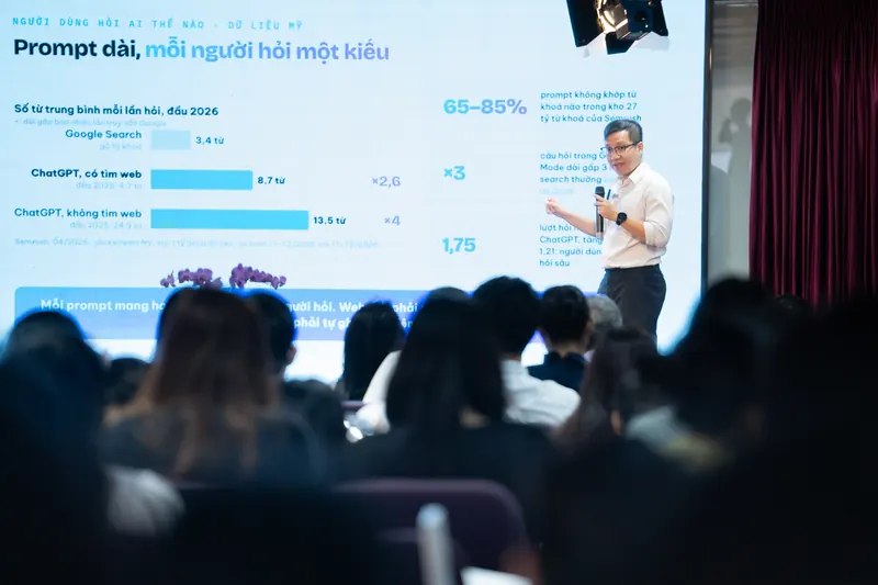 Vincent Do chia sẻ dữ liệu về cách người dùng hỏi AI tại talkshow Từ SEO đến AEO & GEO, Đại học Hoa Sen